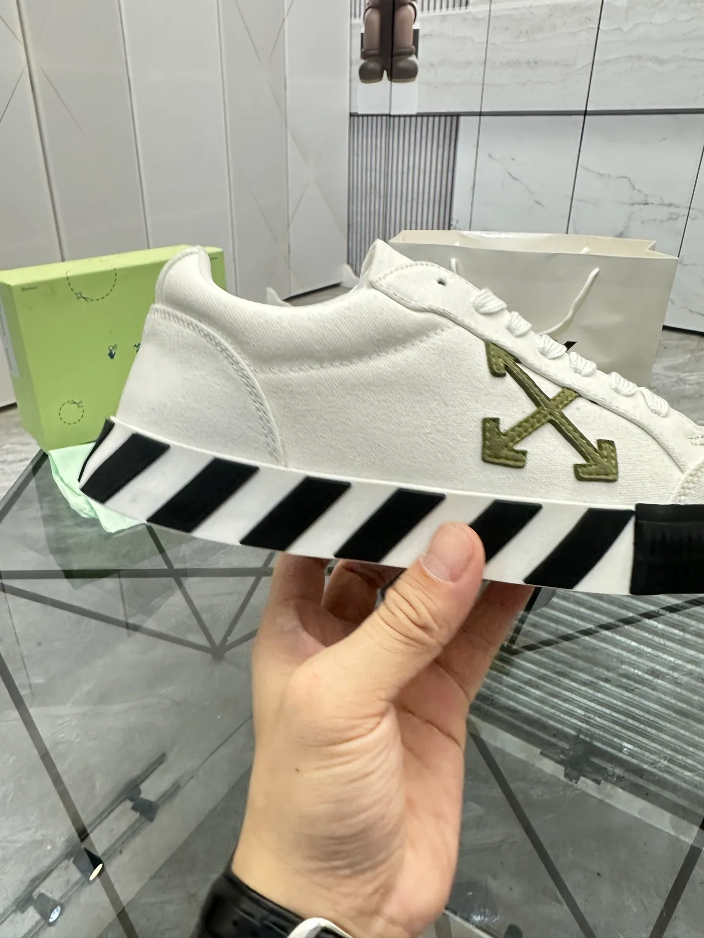 Selling men's shoes 💰: 💰P440¥ Product trademark: OFF WHITE *"OFF WHITE*" low-top casual shoes Regular size: 35-45 (can be customized to 46) Couple style Product materials: Original fabric from the upper counter, breathable lining, original outsole. No.: H203